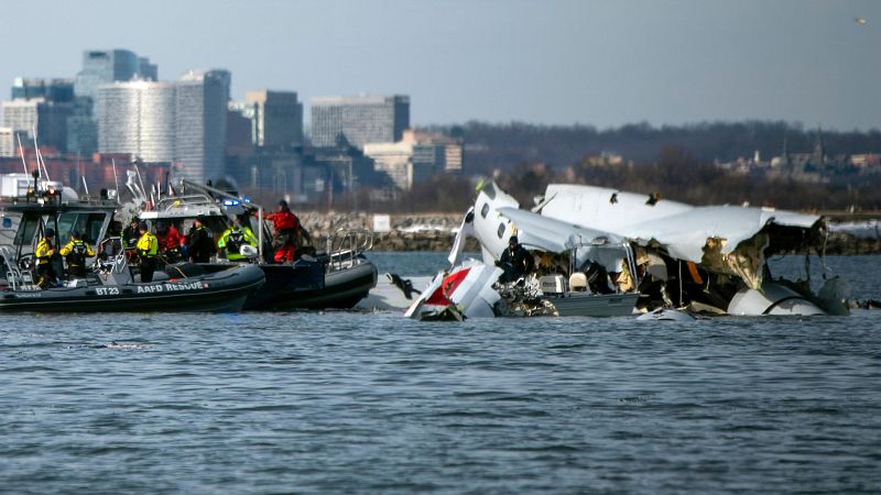 Investigan las cajas negras del avión accidentado en Washington