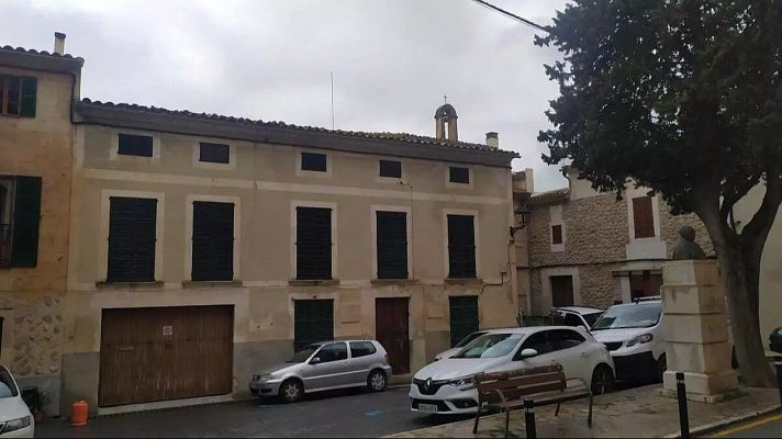 Telediario 1 - Vecinos de un pueblo luchan por un convento de un millón de euros en venta como 'chalet pareado'