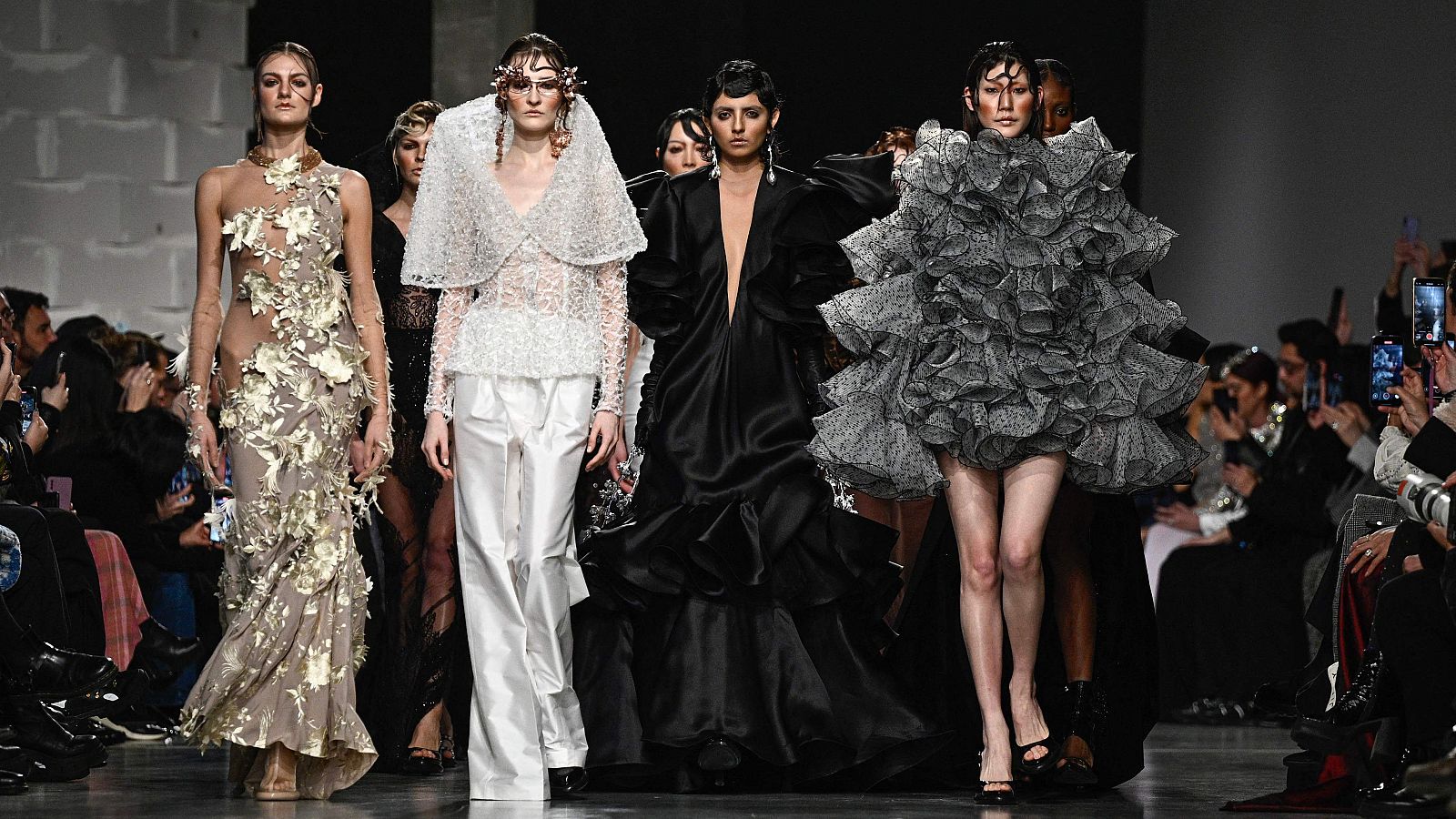 La diseñadora Juana Martín plasma Andalucía en su desfile en París | Ver