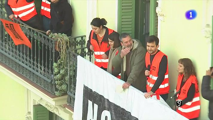 L'Informatiu - Aturat el primer intent de desnonament de la Casa Orsola