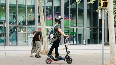 La Guardia Urbana de Barcelona multar con hasta 500 euros a quien circule en patinete elctrico sin casco o por la acera