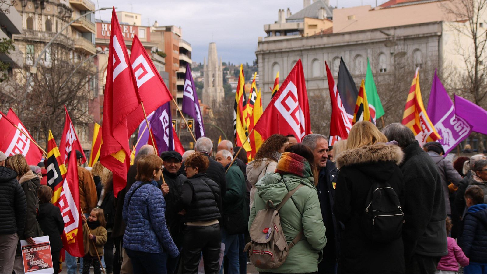 Centenars de persones protesten per les traves polítiques a mesures socials - L'Informatiu | Veure
