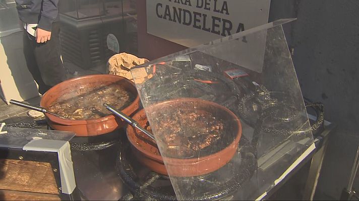 L'Informatiu - Desenes de milers de persones passegen per la Fira de la Candelera