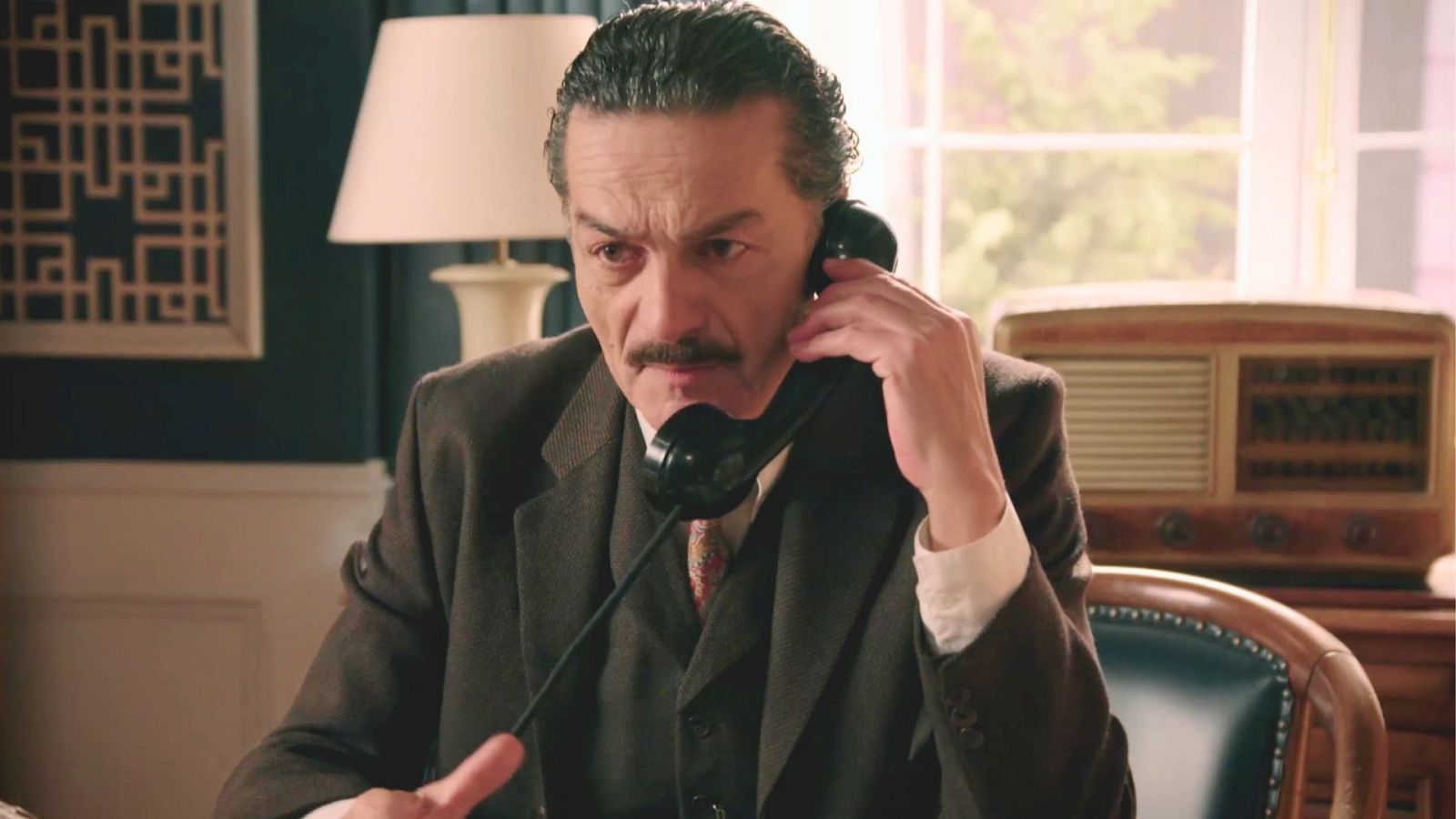 Don Fermín recibe otra llamada anónima - Salón de té La Moderna | Ver