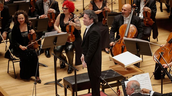 Telediario 2 - Gustavo Dudamel dirige un concierto solidario en Valencia en recuerdo a las víctimas de la dana