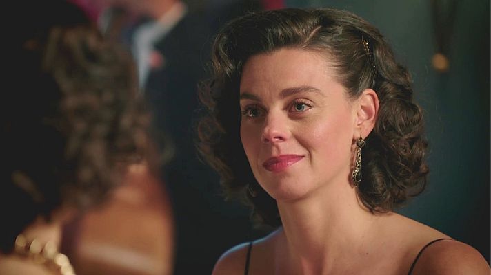 Salón de té La Moderna - Mercedes se desahoga con Inés en el Madrid Cabaret