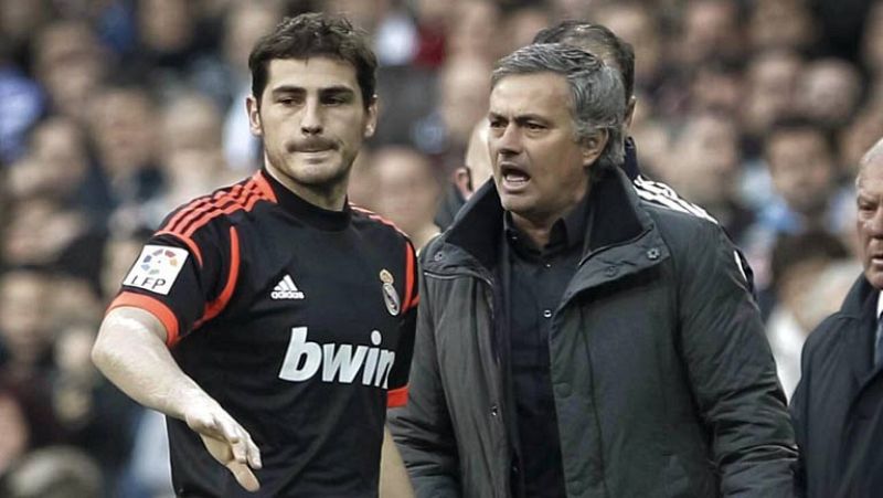 José Mourinho, técnico del Real Madrid, afirmó que acepta "con tranquilidad" los silbidos que recibió este domingo de su afición en el estadio Santiago Bernabéu, y admitió que son "por sentar a Casillas" o por el "rendimiento negativo" del equipo.