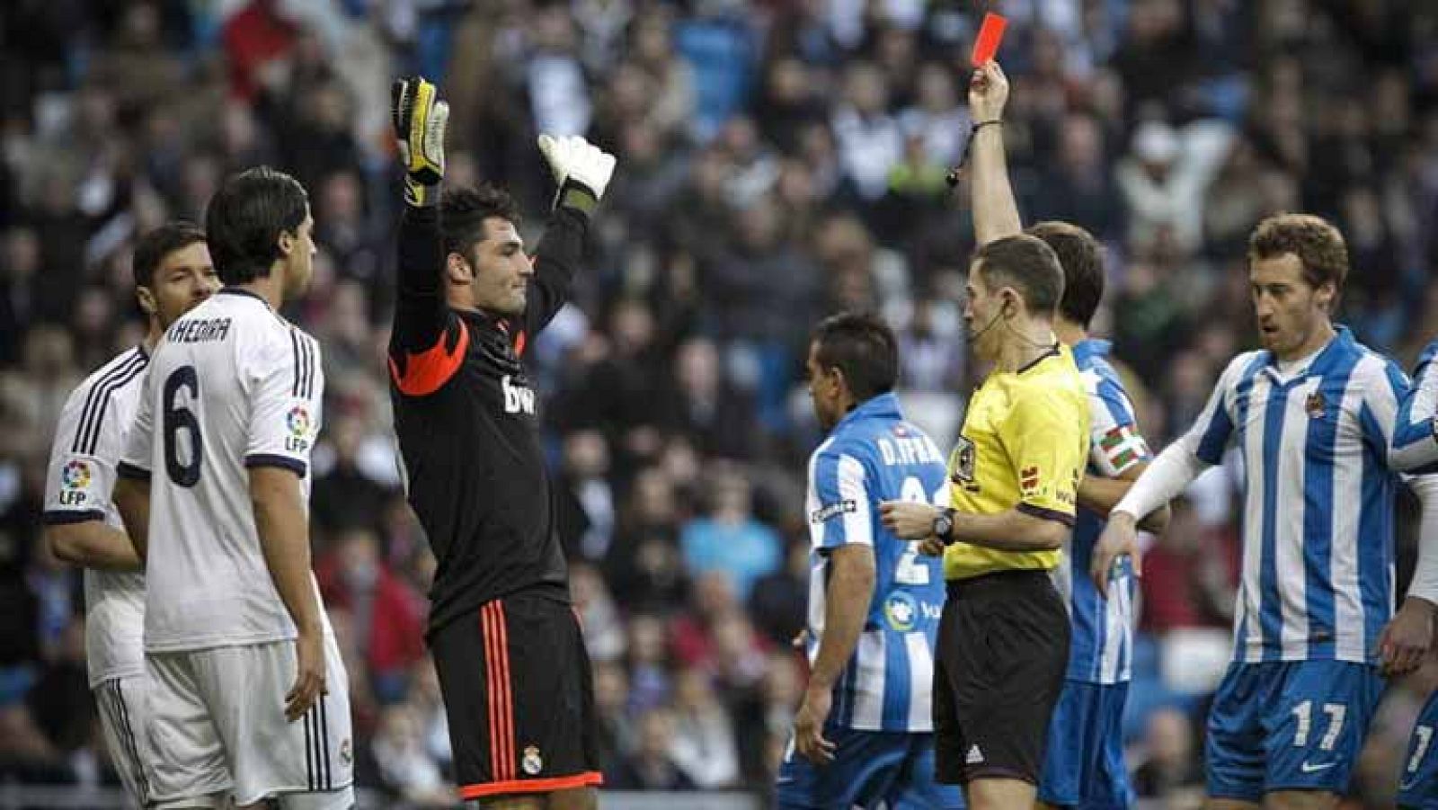 Partido vibrante en el Bernabéu. 7 goles y emoción hasta el final. Ganó el Madrid 4-3 después de jugar con 10 casi todo el partido. La afición recriminó a Mourinho la segunda suplencia consecutiva de Casillas, aunque la expulsión de Adán en el minuto