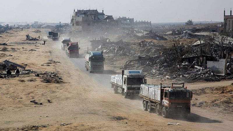 Unos 300 camiones con ayuda humanitaria entran diariamente en Gaza tras alto el fuego