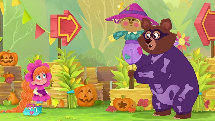 Oso con disfraz de esqueleto y espantapájaros en escena otoñal con niña observando.  Calabazas, heno y hojas adornan el entorno festivo.