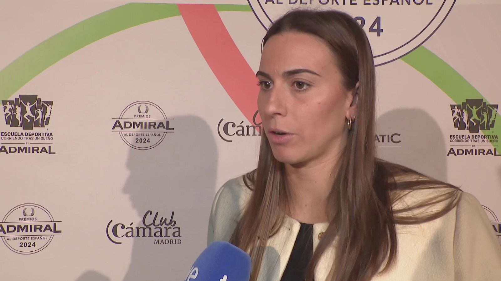 Bea Ortiz: "Es un año para adaptarse tras la salida de Miki Oca de la selección" - Waterpolo | Ver
