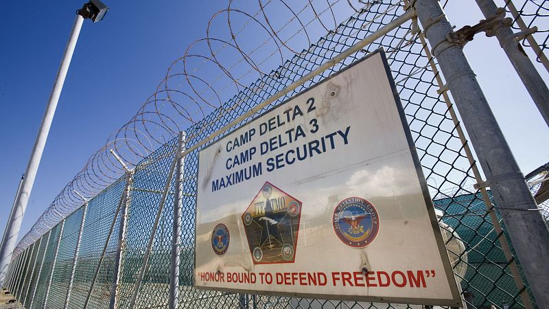 EE.UU. envía a los primeros migrantes detenidos a Guantánamo | Ver