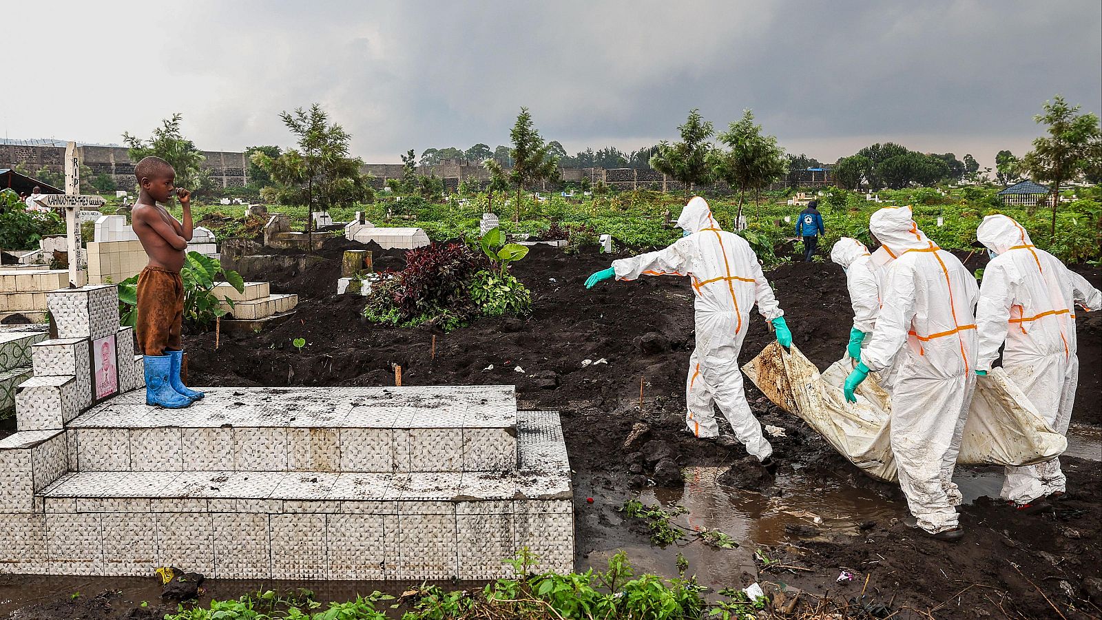 Entierran en Goma a más de 2.000 cadáveres en el primer día de tregua - La tarde en 24h | Ver