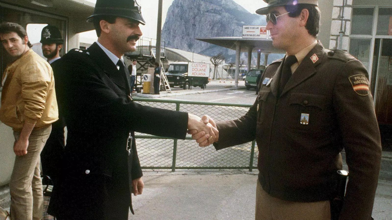 40 años de la apertura completa del cruce entre entre La Línea y Gibraltar - Telediario 1 | Ver