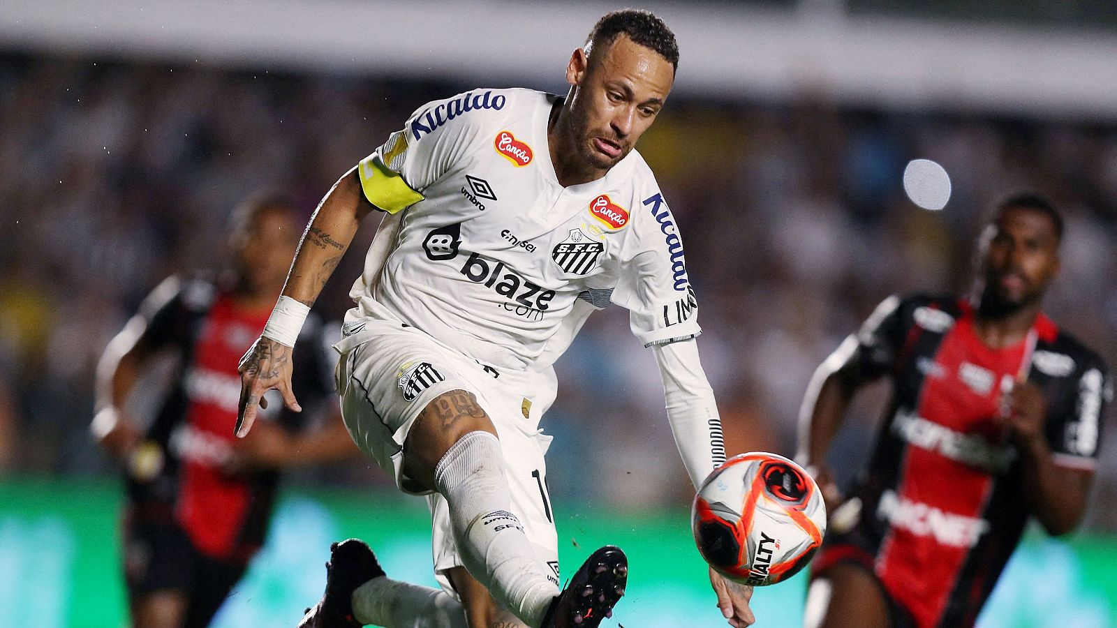 Neymar muestra destellos en su regreso al Santos | Ver