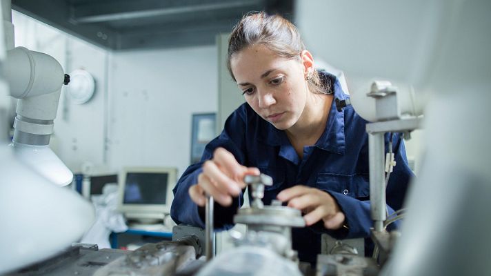 Telediario 1 - La brecha género sube al 19,6% impulsada por los contratos parciales y la feminización de los cuidados