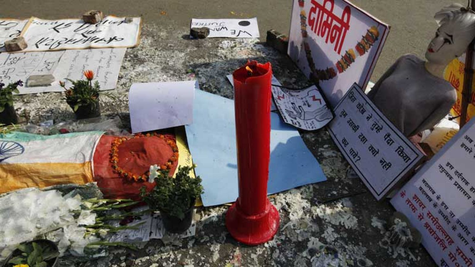 Comparecen ante el juez los 5 acusados de violar, torturar y asesinar a una joven en la India