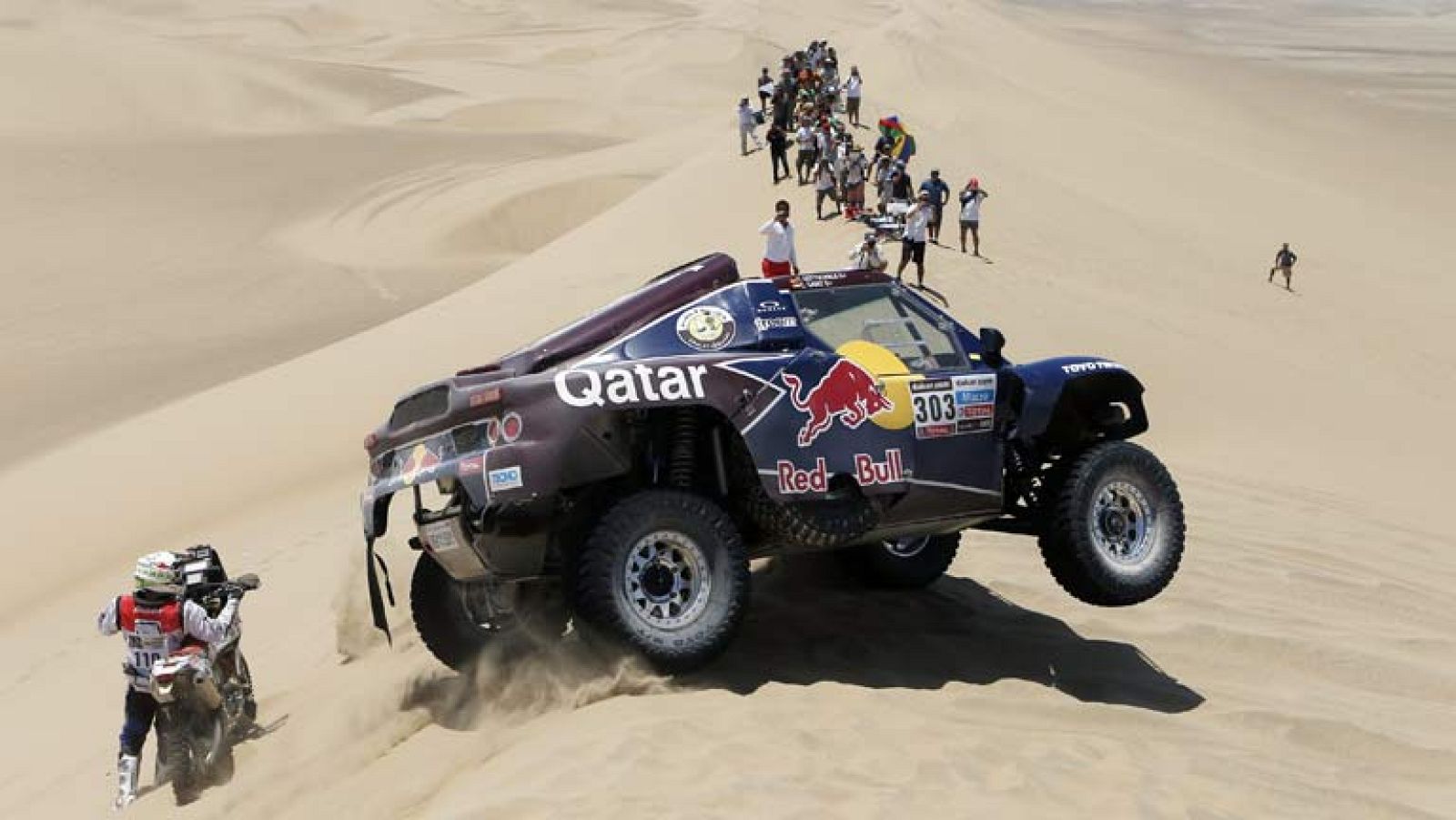 Carlos Sainz ha recuperado el liderato en coches en el rally Dakar. La organización decidió aceptar la reclamación del piloto madrileño, que se quejó de que su GPS no funcionó y perdió tiempo en un punto de control. La dirección de la carrera decidió