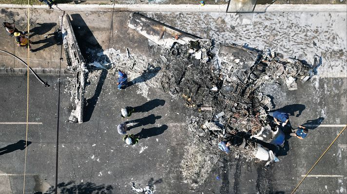 Telediario 1 - Mueren los dos ocupantes de una avioneta al estrellarse en São Paulo