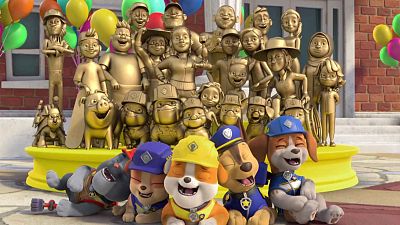 Cachorros de la Patrulla Canina celebran cerca de estatuas doradas. Texto superior: "EQUIPO RUBBLE SIEMPRE ALERTA 070225 CLAN".