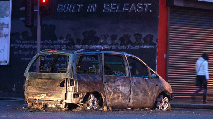 Telediario 1 - Tensión en Belfast por las banderas