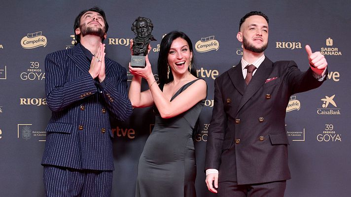 La noche de los Goya con... - C.Tangana celebra su Goya a Mejor canción original con Henar y Judith