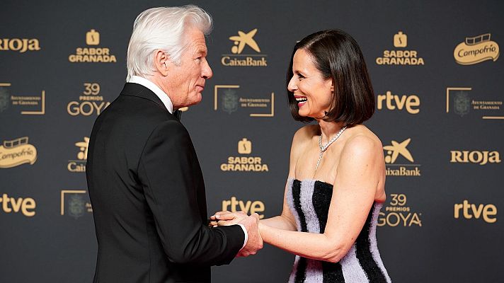 La noche de los Goya con... - Henar y Judith le regalan un kiwi a Aitana Sánchez-Gijón para Richard Gere