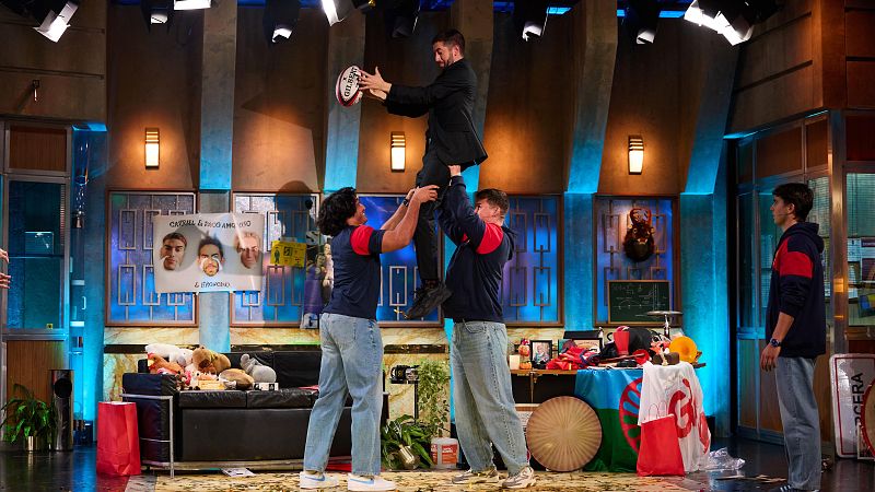 La Revuelta | La selección de rugby levanta a Broncano en una touch