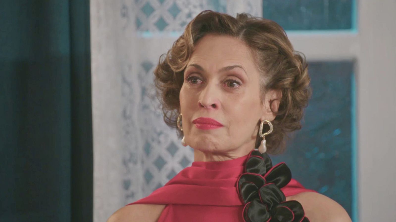 Maruja anuncia en público su relación con César - Salón de té La Moderna | Ver