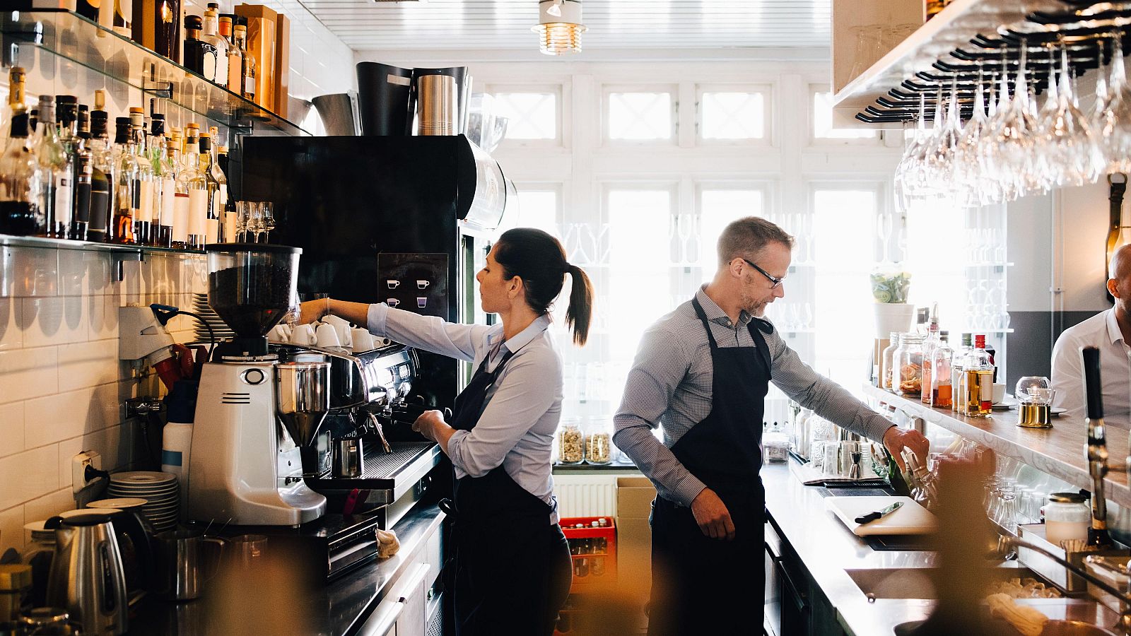 El Gobierno aprueba la subida del SMI: así afecta a trabajadores y empresas - Telediario 1 | Ver