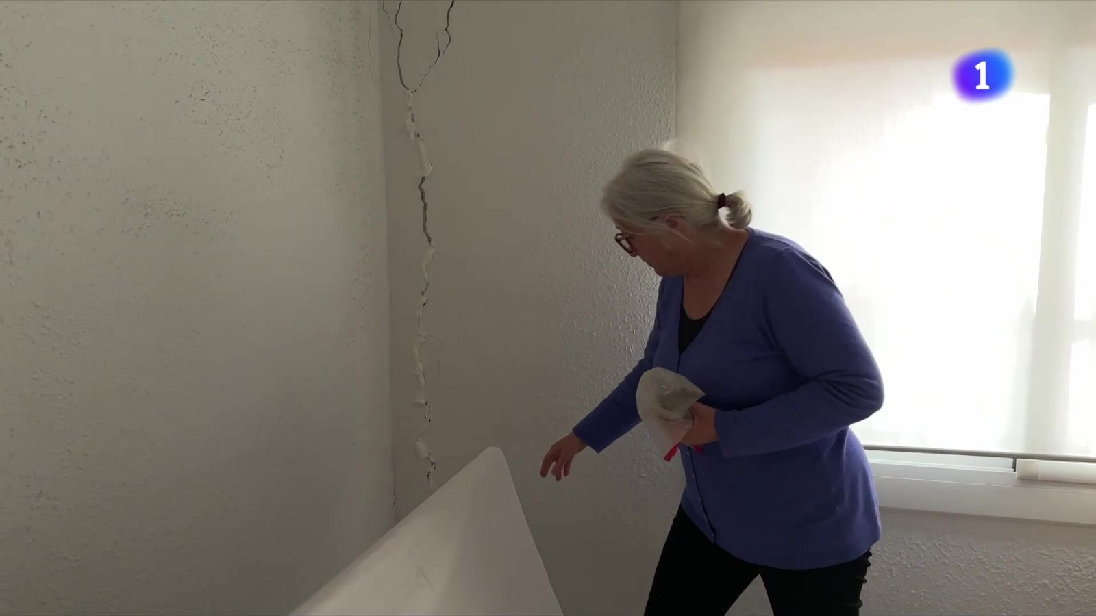 Esquerdes en pisos de Montcada pel soterrament de les vies de tren - L'Informatiu | Veure