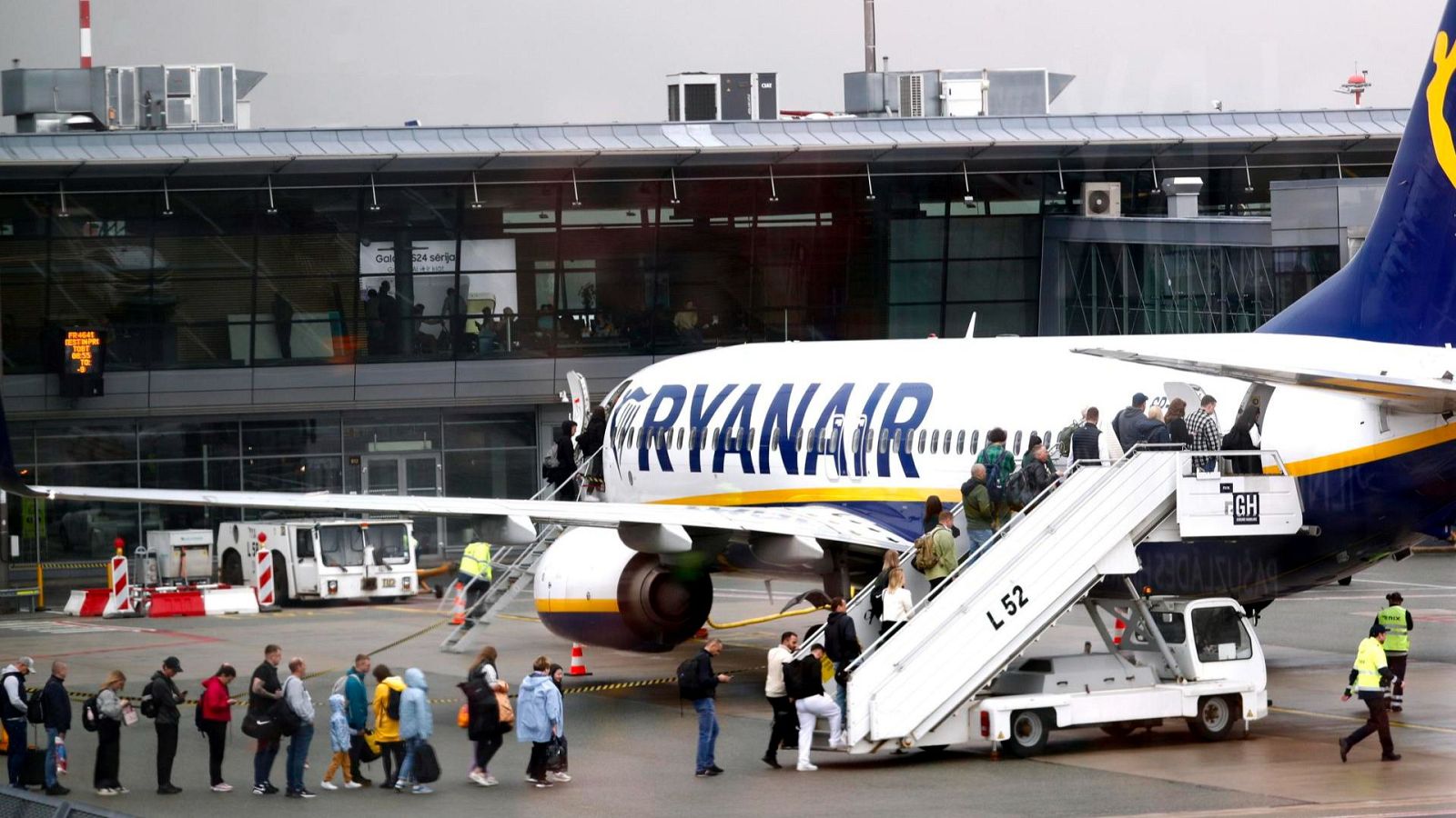 Ryanair lanza una camaña con Bustinduy disfrazado de payaso - Telediario 1 | Ver