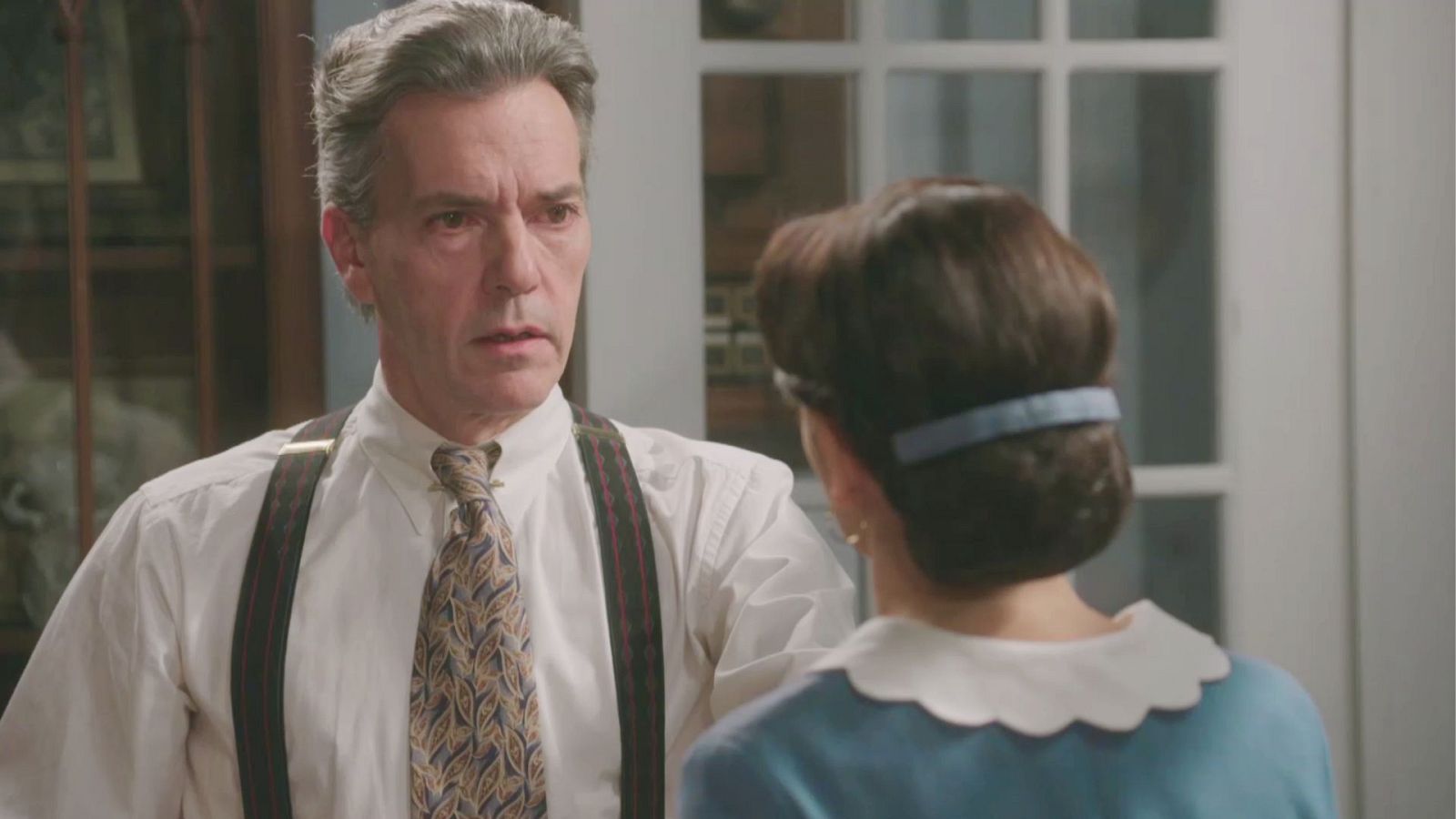 Emiliano trata de manipular a Pepita - Salón de té La Moderna | Ver