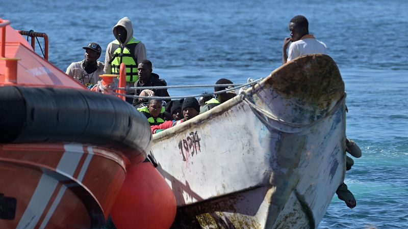 La ayuda de los voluntarios, fundamental en la emergencia de los cayucos que llegan a España