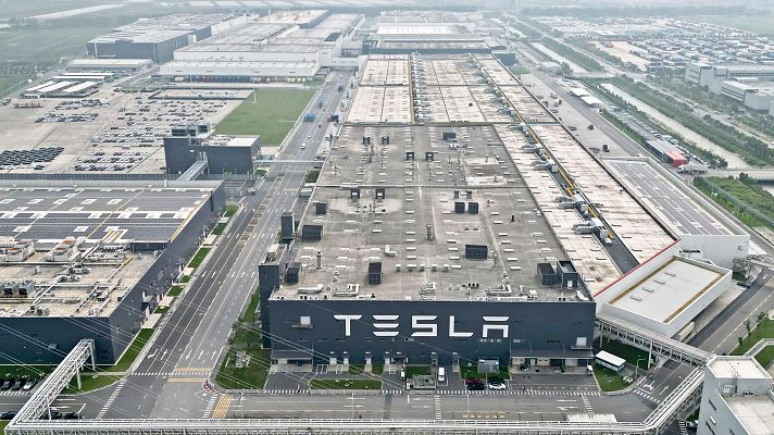 Telediario 1 - Tesla, el buque insignia de Elon Musk, cae un 30% en bolsa en los últimos dos meses
