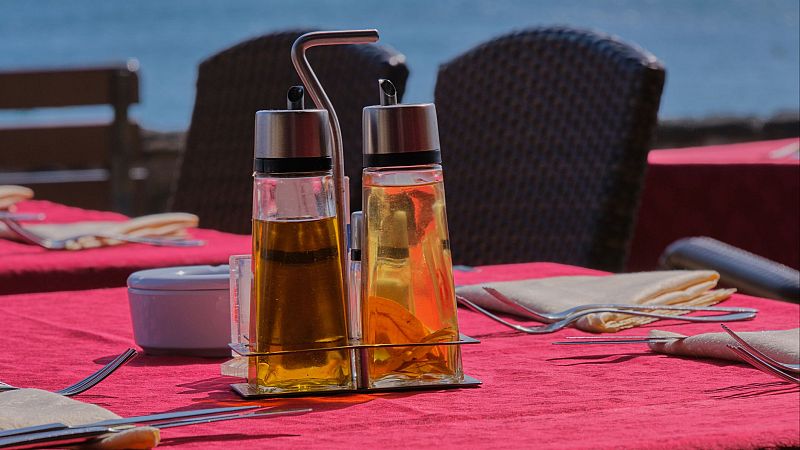 ¿Se siguen usando aceiteras rellenables? - Telediario 1 | Ver