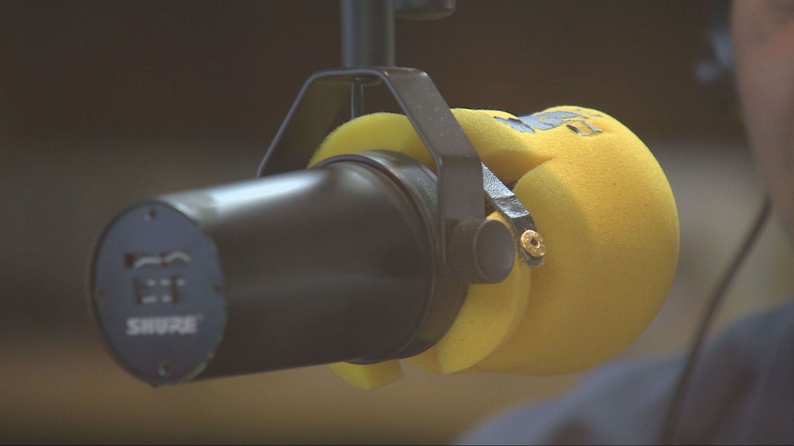 Día de la radio: Vecinos del Valle de Buelna recogen firmas en defensa de la emisora local - Telediario 1 | Ver