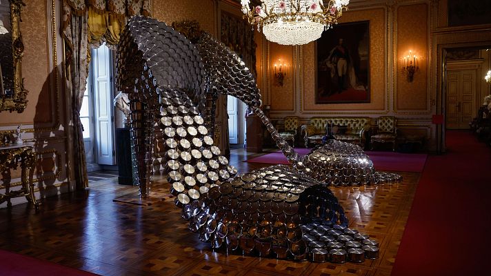 Telediario 1 - Las monumentales esculturas de Joana Vasconcelos de lazos, sandalias o teteras llegan al Palacio de Liria