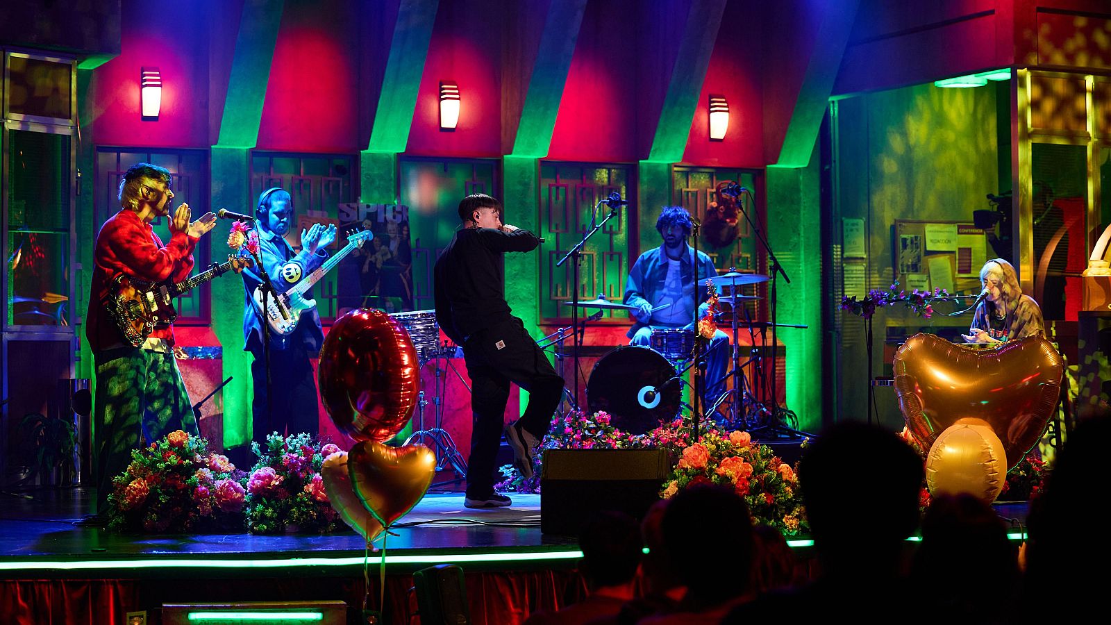 La Revuelta | Cupido interpreta "La máquina del tiempo" 13/2/25 - La Revuelta | Ver