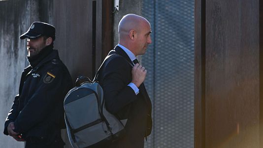 La defensa de Rubiales insiste en el "consentimiento" del beso mientras la de Hermoso habla de "sometimiento"