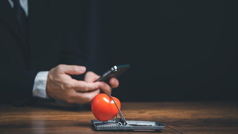 VerificaRTVE explica cómo funcionan y cómo evitar las estafas en las apps de citas