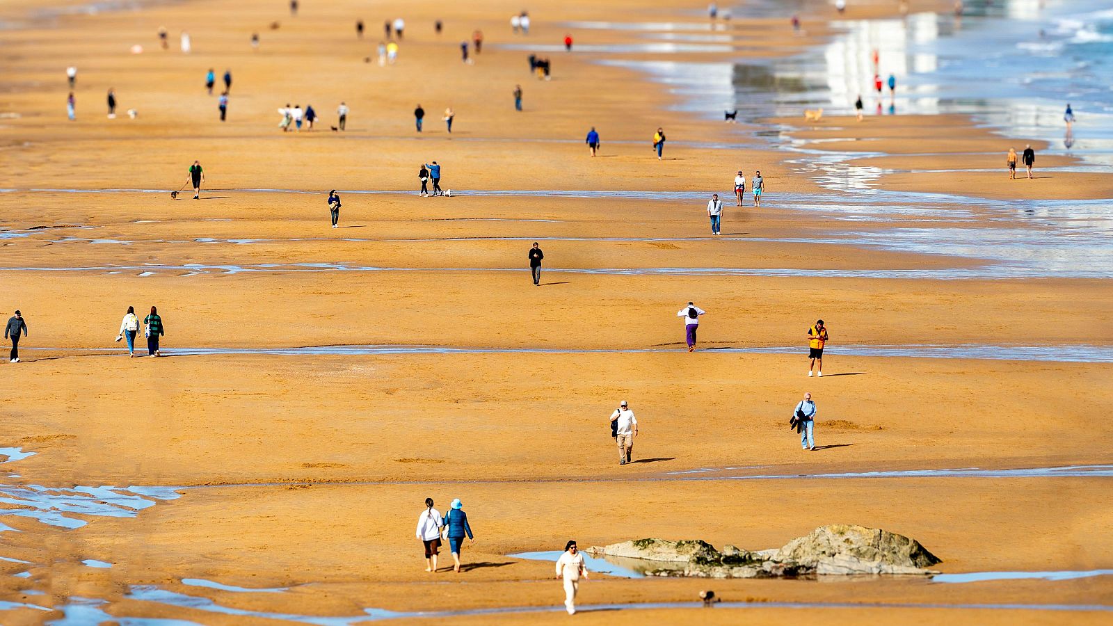 Cielos despejados y altas temperaturas para la época del año - El tiempo | Ver