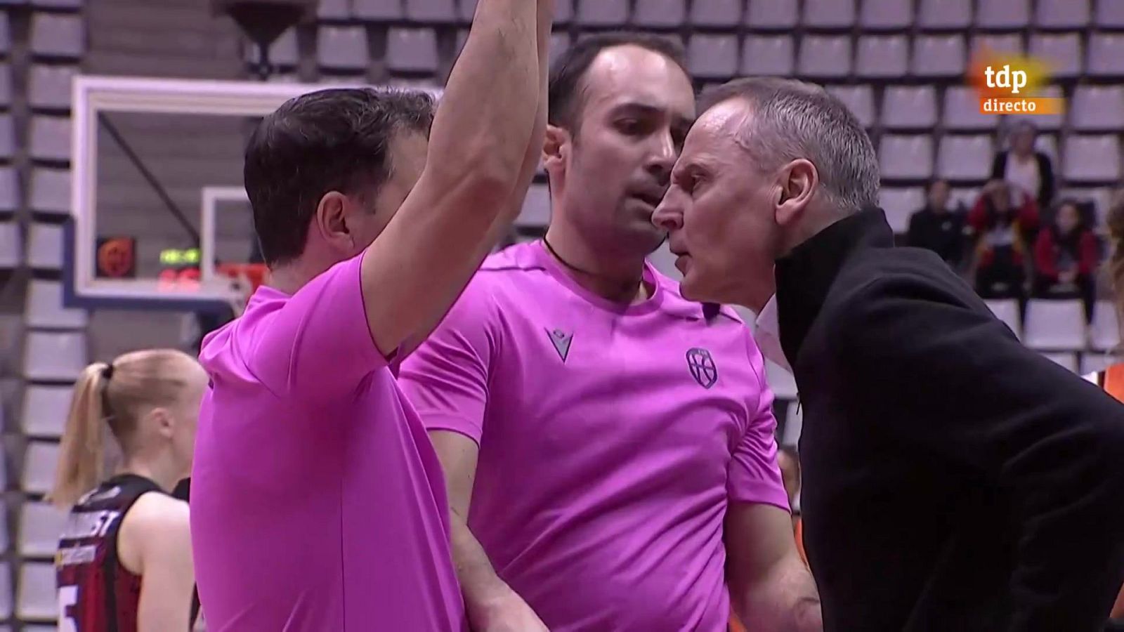 Expulsión de Roberto Íñiguez en el Spar Girona - Valencia Basket - Hockey línea | Ver