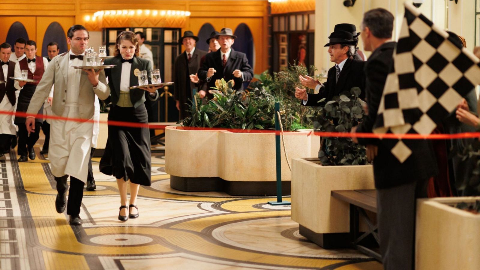 Marcelina gana la carrera de camareros - Salón de té La Moderna | Ver