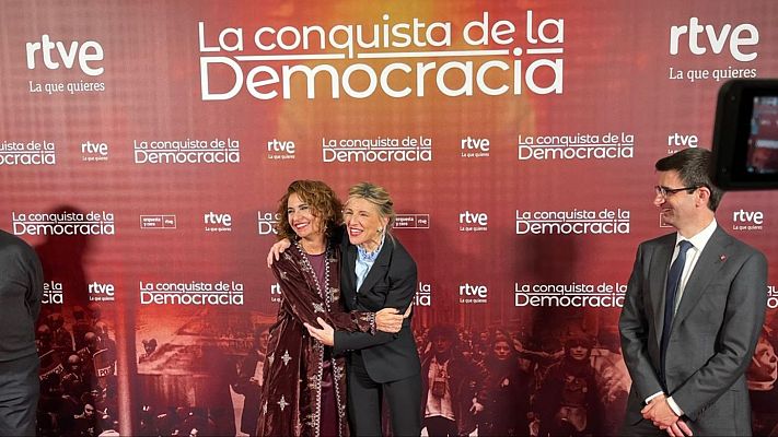  - El abrazo de las vicepresidentas Montero y Díaz tras las discrepancias por la tributación del SMI