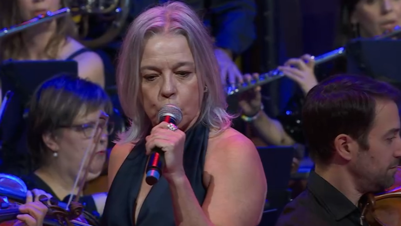 La cantante Miren Astui interpreta 'Yo no soy esa' - La tarde en 24h | Ver