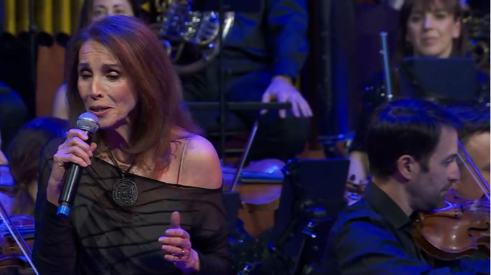 La tarde en 24h - Ana Belén canta 'España, camisa blanca' en la presentación de 'La conquista de la democracia'