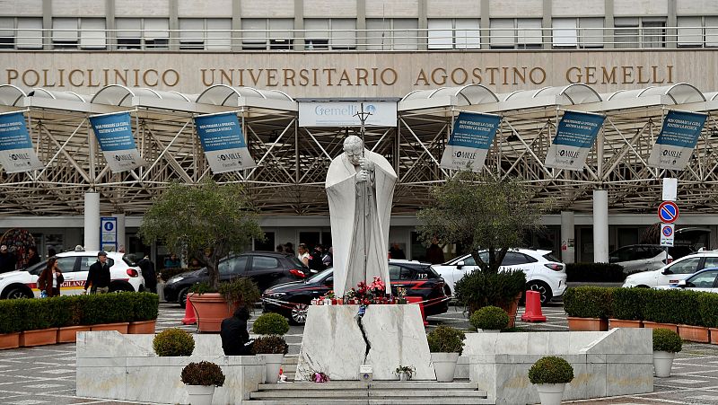 El papa continuará hospitalizado "en condiciones clínicas estables" | Ver