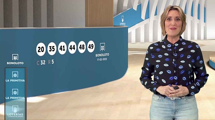 Presentadora anuncia resultados Bonoloto: números ganadores, complementario y reintegro.  Imagen en estudio de televisión.
