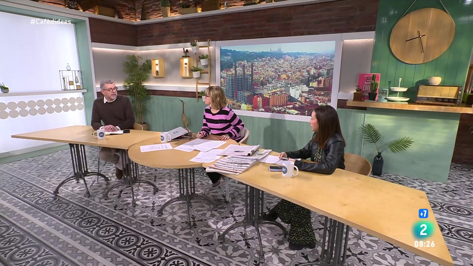 Gemma Nierga entrevista el president de Barcino 5G. La periodista presenta la novel·la 'Flores de Papel'. I parlem amb Eloi Noya